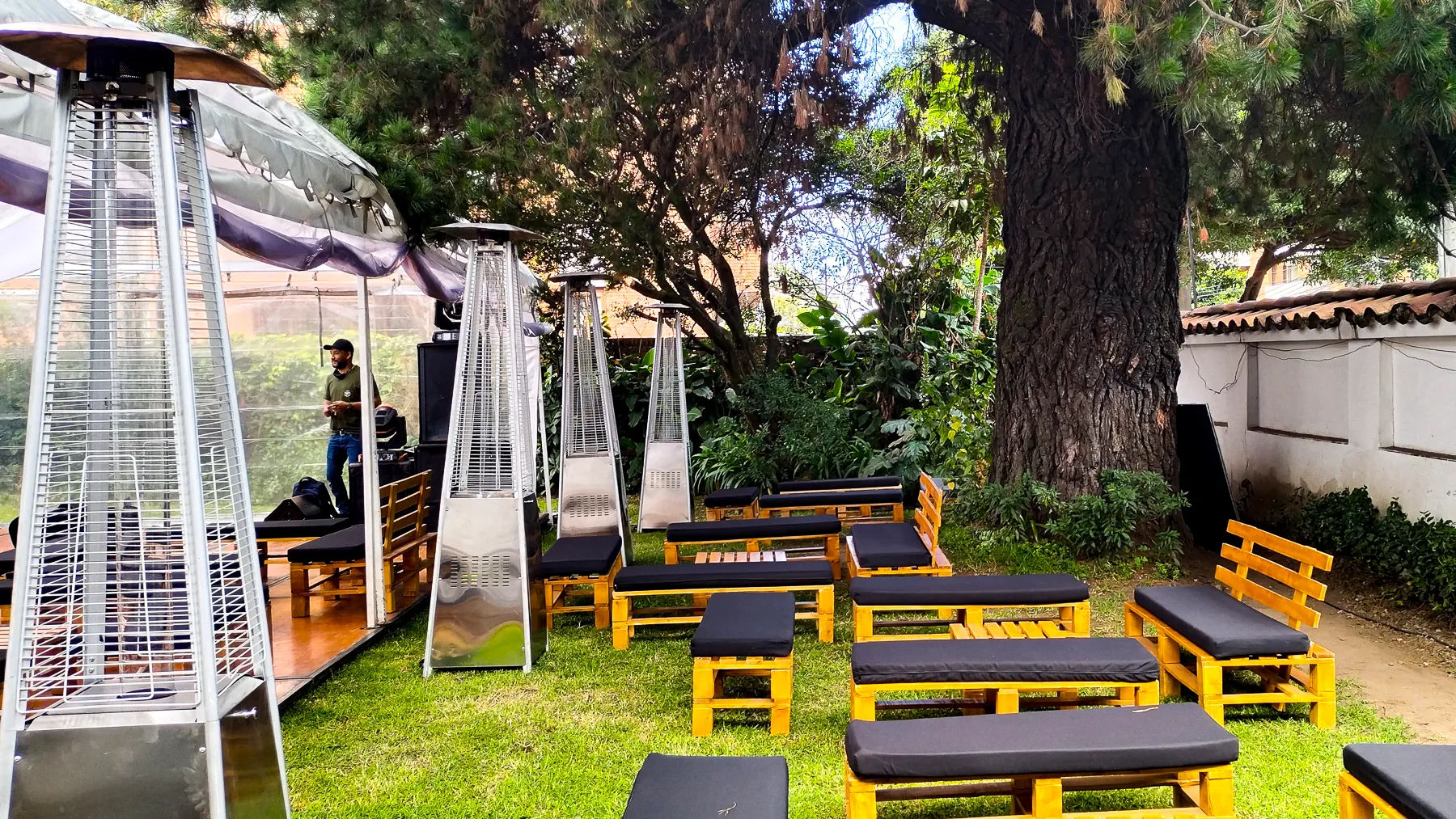 Ambientación para evento con alfombra, biombos y calefactores en Bogotá
