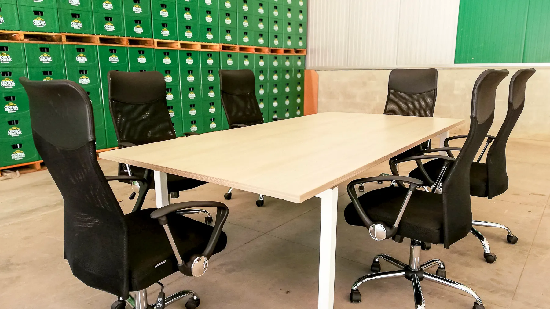 Montaje corporativo con counters y mobiliario ejecutivo para evento empresarial en Bogotá
