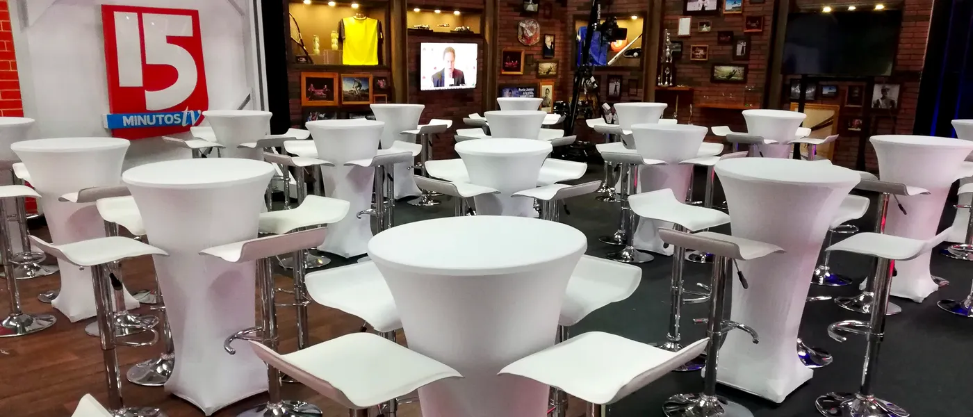 Montaje de cóctel con salas lounge y mesas altas para evento social en Bogotá