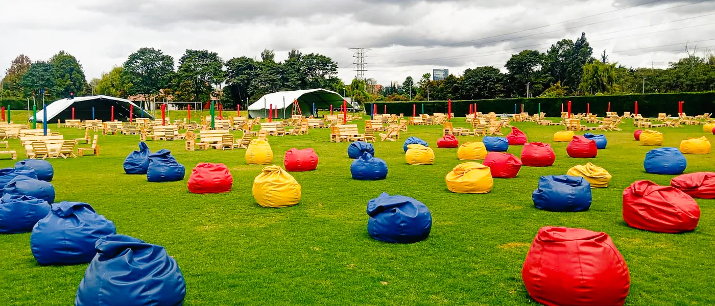 Mesa picnic con parasol y sillas Acapulco para evento al aire libre en Bogotá