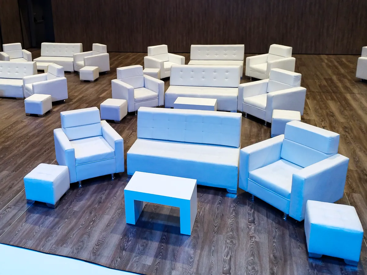 Sala lounge con poltronas y sofás elegantes para evento social en Bogotá