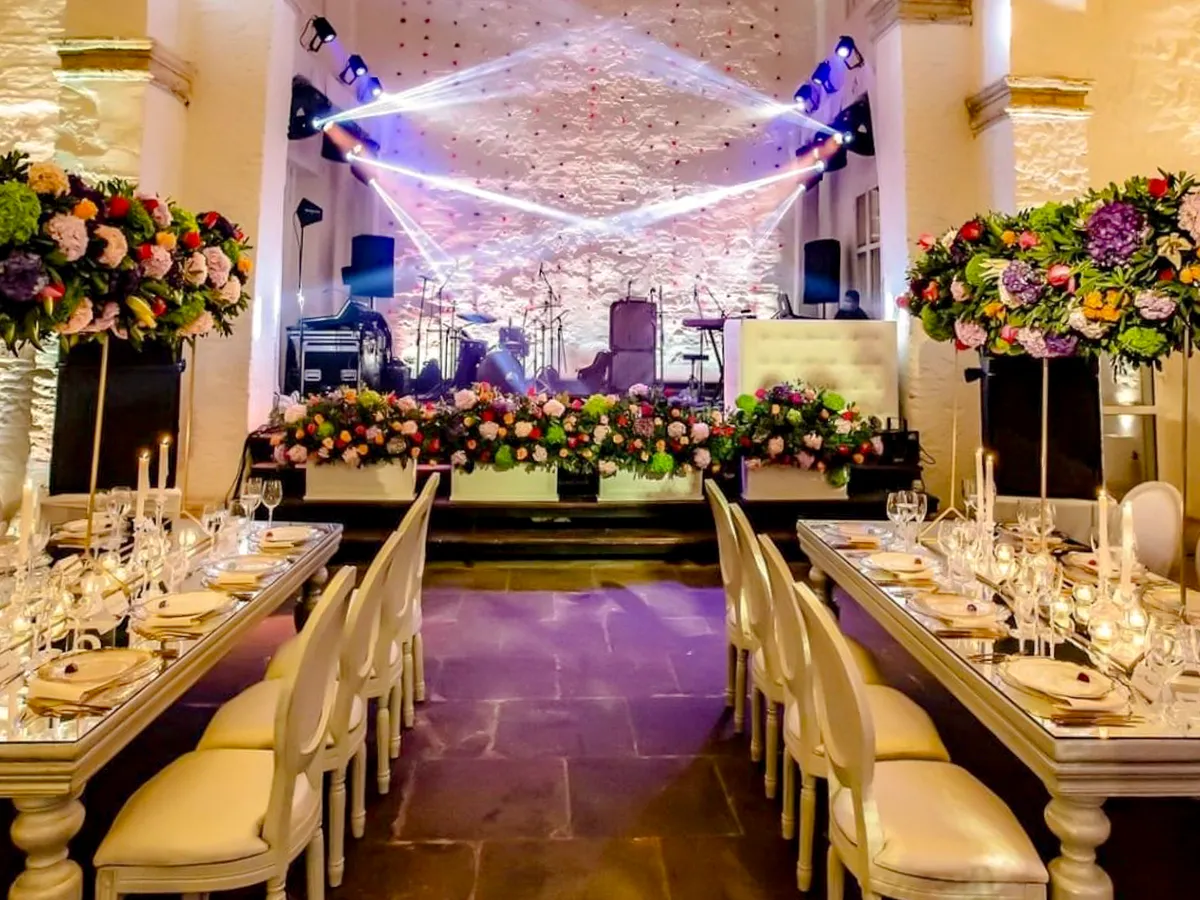 Montaje de boda con sillas Tiffany y arreglo floral
