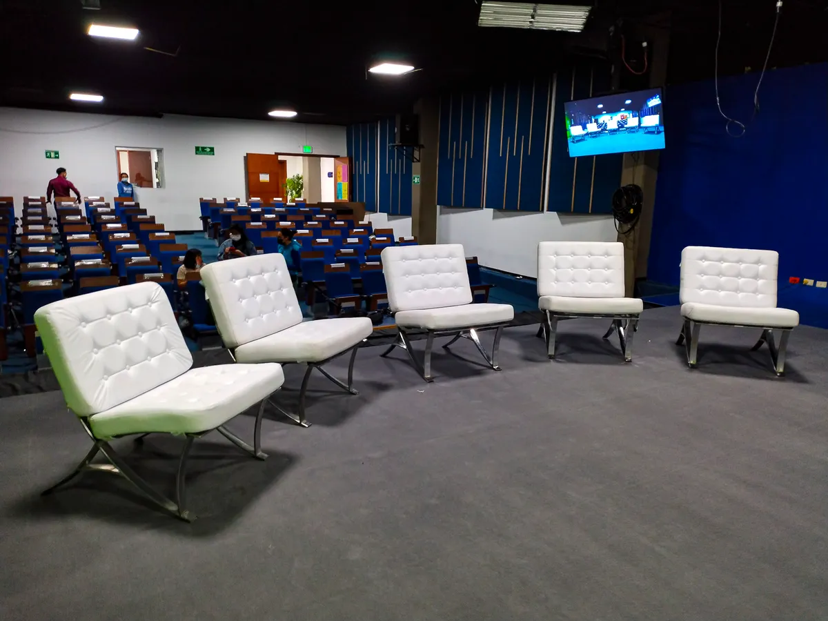 Poltronas blancas tipo Barcelona para panel y evento corporativo