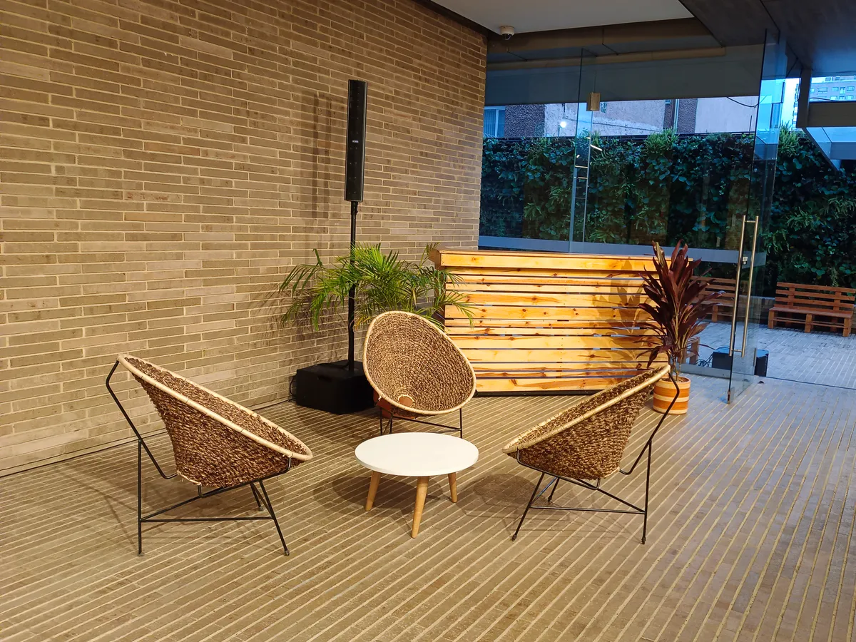 Rincón lounge con sillas de mimbre tipo papasan para evento