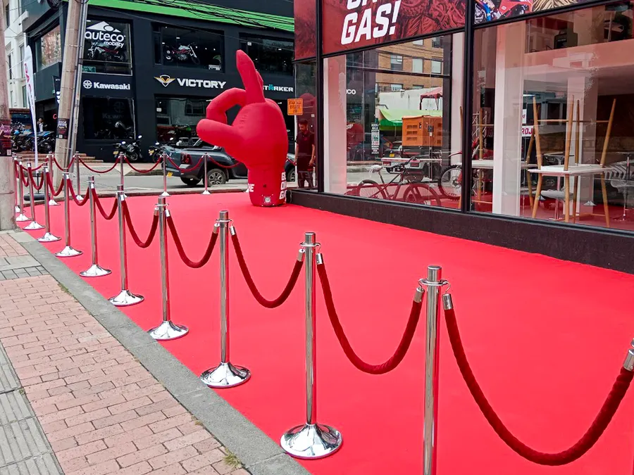 Alfombra roja y carpa para evento social en Bogotá