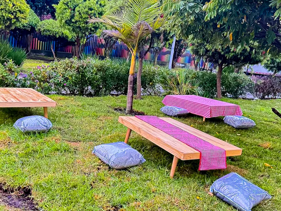 Mesa picnic con cojines para evento al aire libre