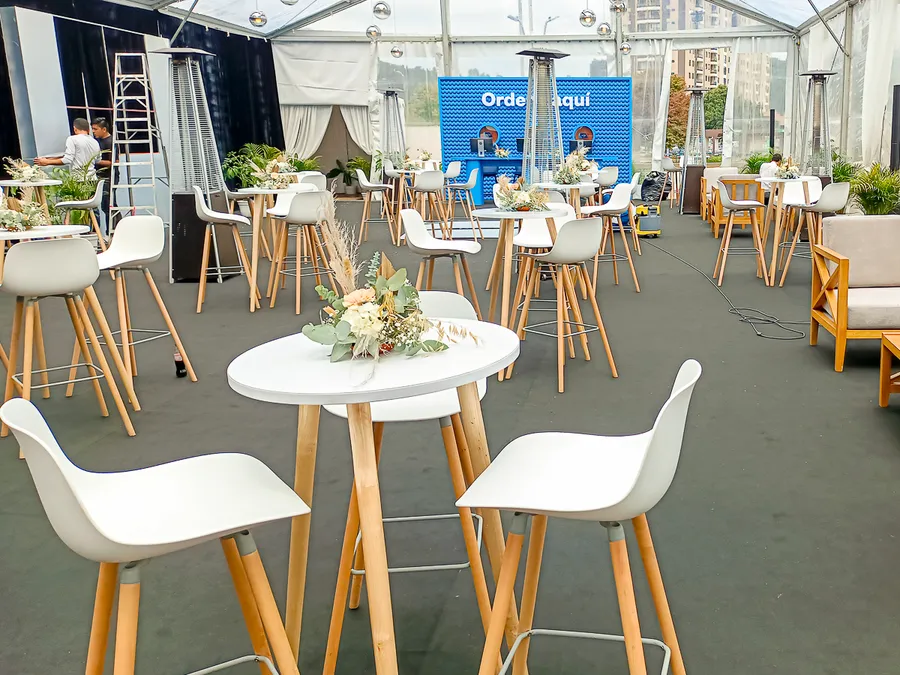 Mesas cóctel altas para evento social en Bogotá