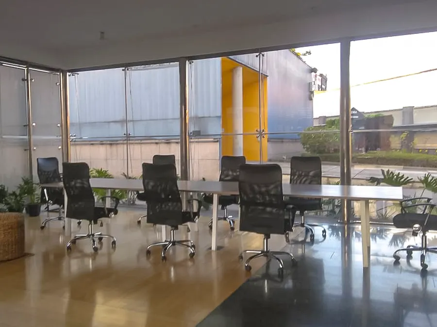 Mesas gerenciales para sala de juntas en evento corporativo