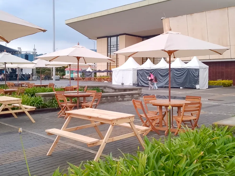 Mesa con parasol para evento exterior en Bogotá