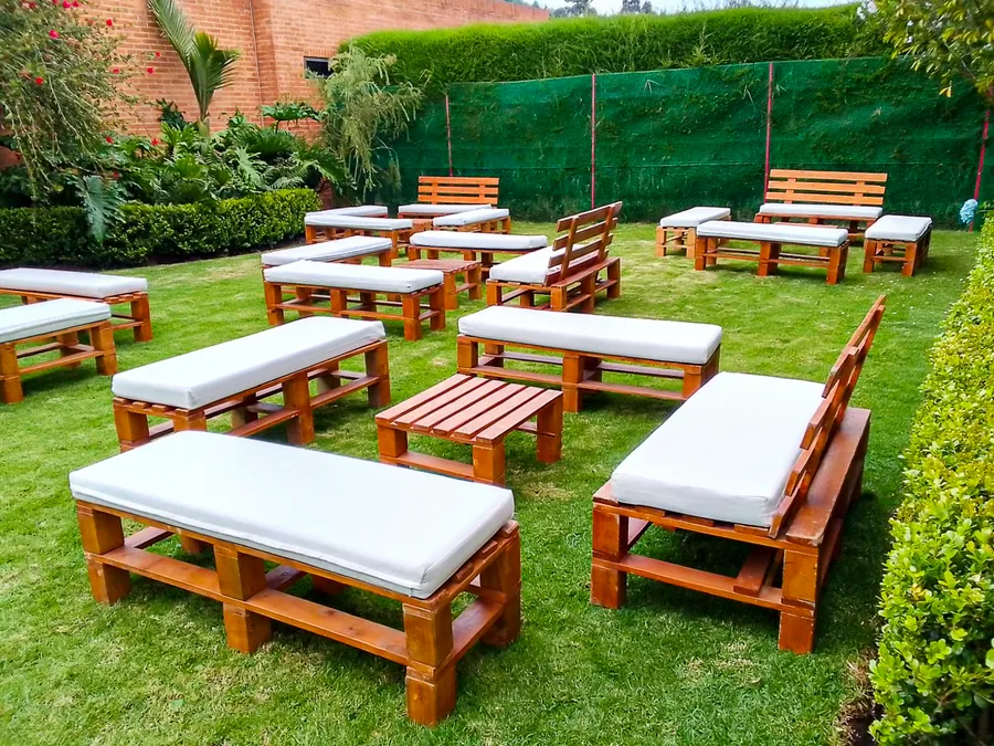 Sala rústica en estibas para evento al aire libre