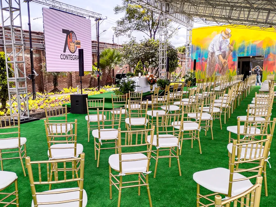 Sillas Tiffany doradas para boda elegante