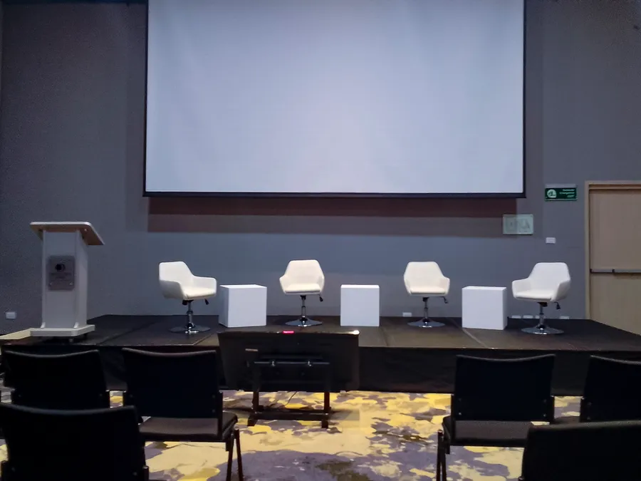 Tarima con pantalla para evento corporativo o lanzamiento de producto