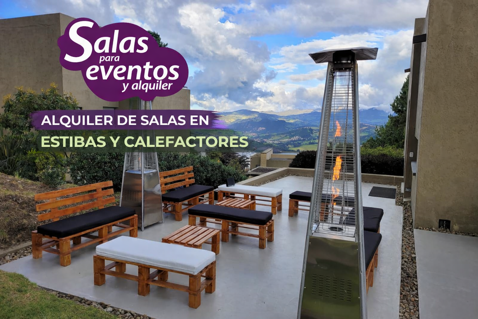 Sala rústica en estibas con cojines blancos para evento al aire libre en Bogotá