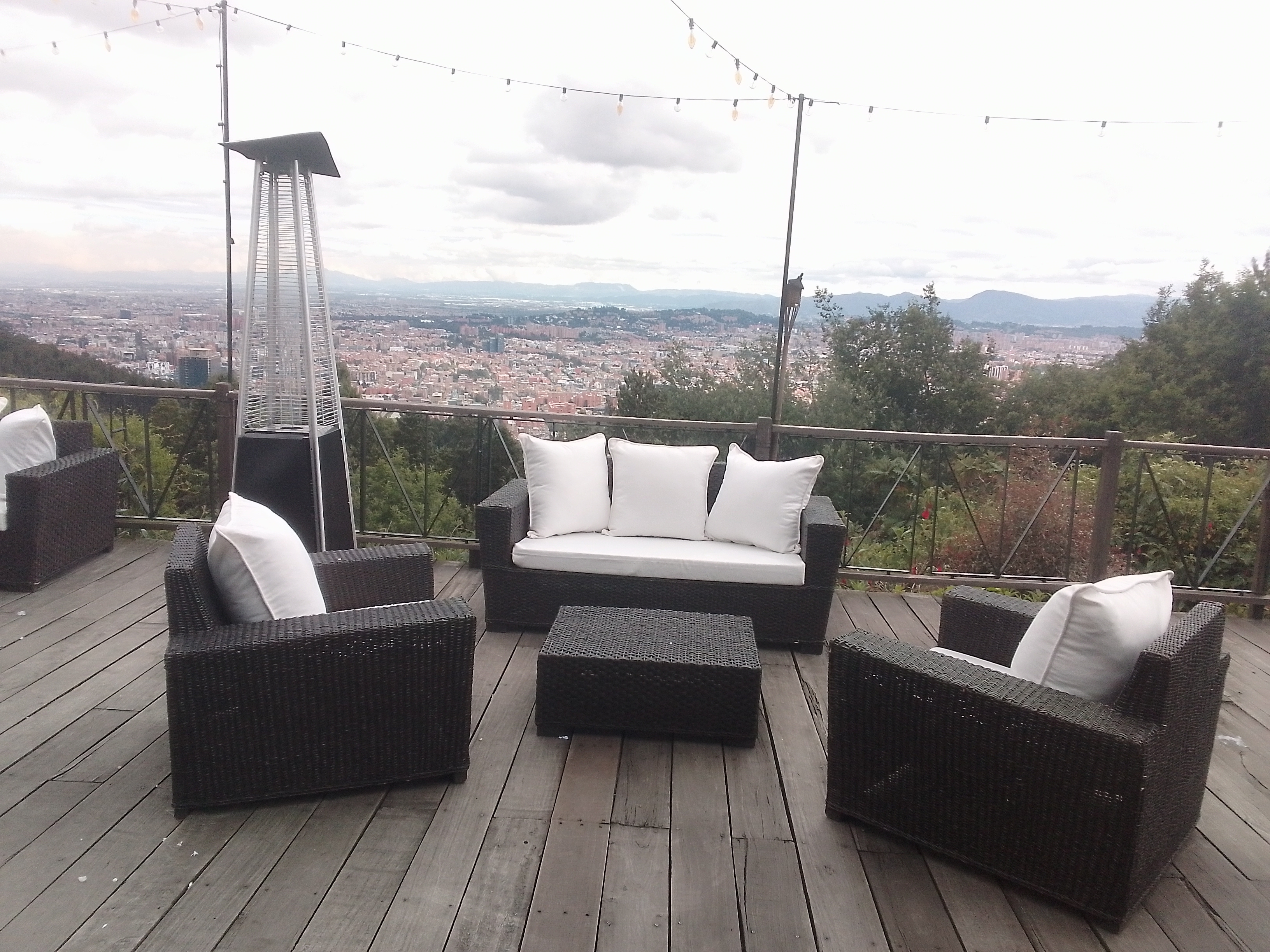 Sala lounge con poltronas y sofás elegantes para evento social en Bogotá