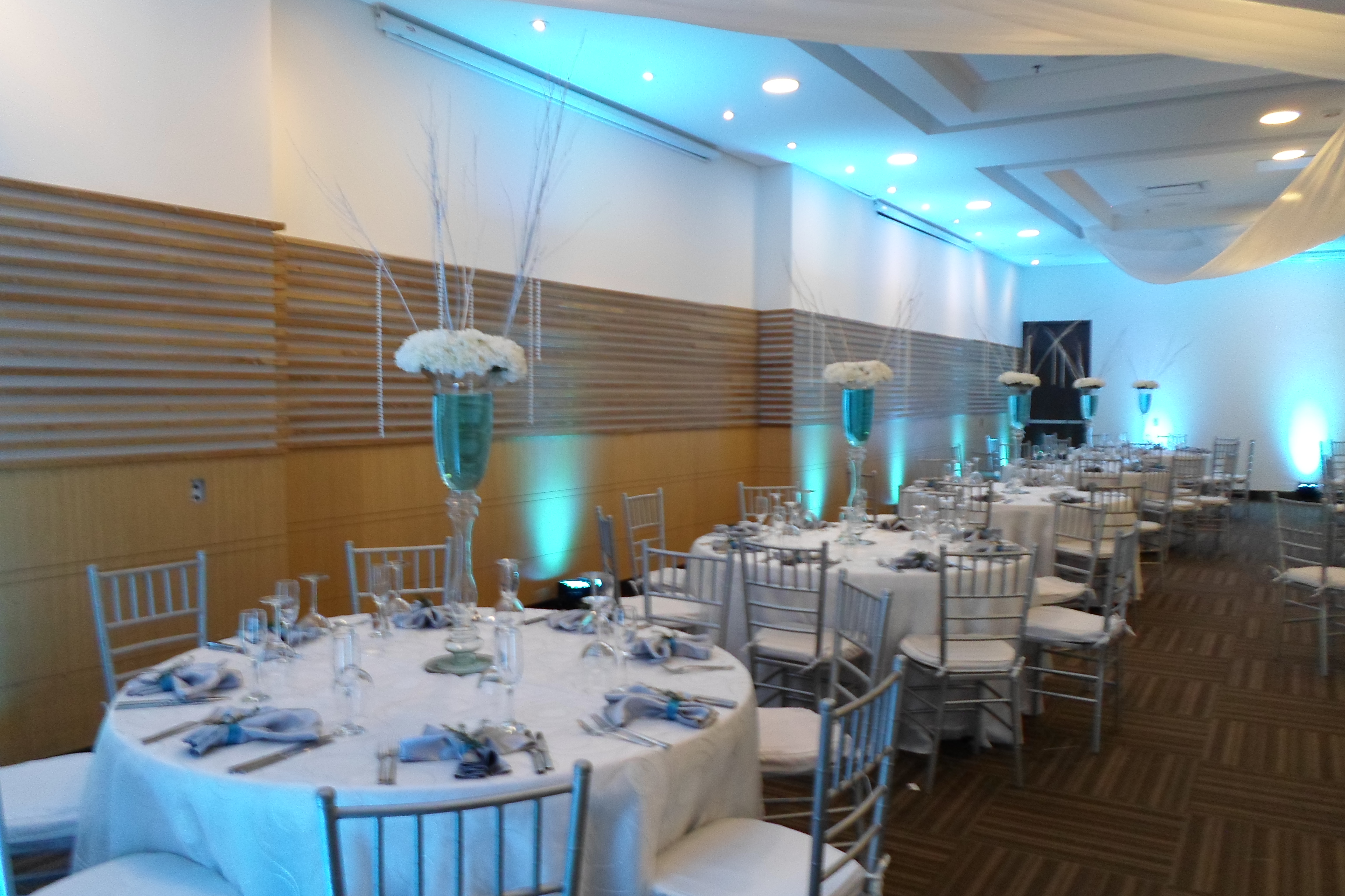 Mesas cóctel altas para evento social en Bogotá