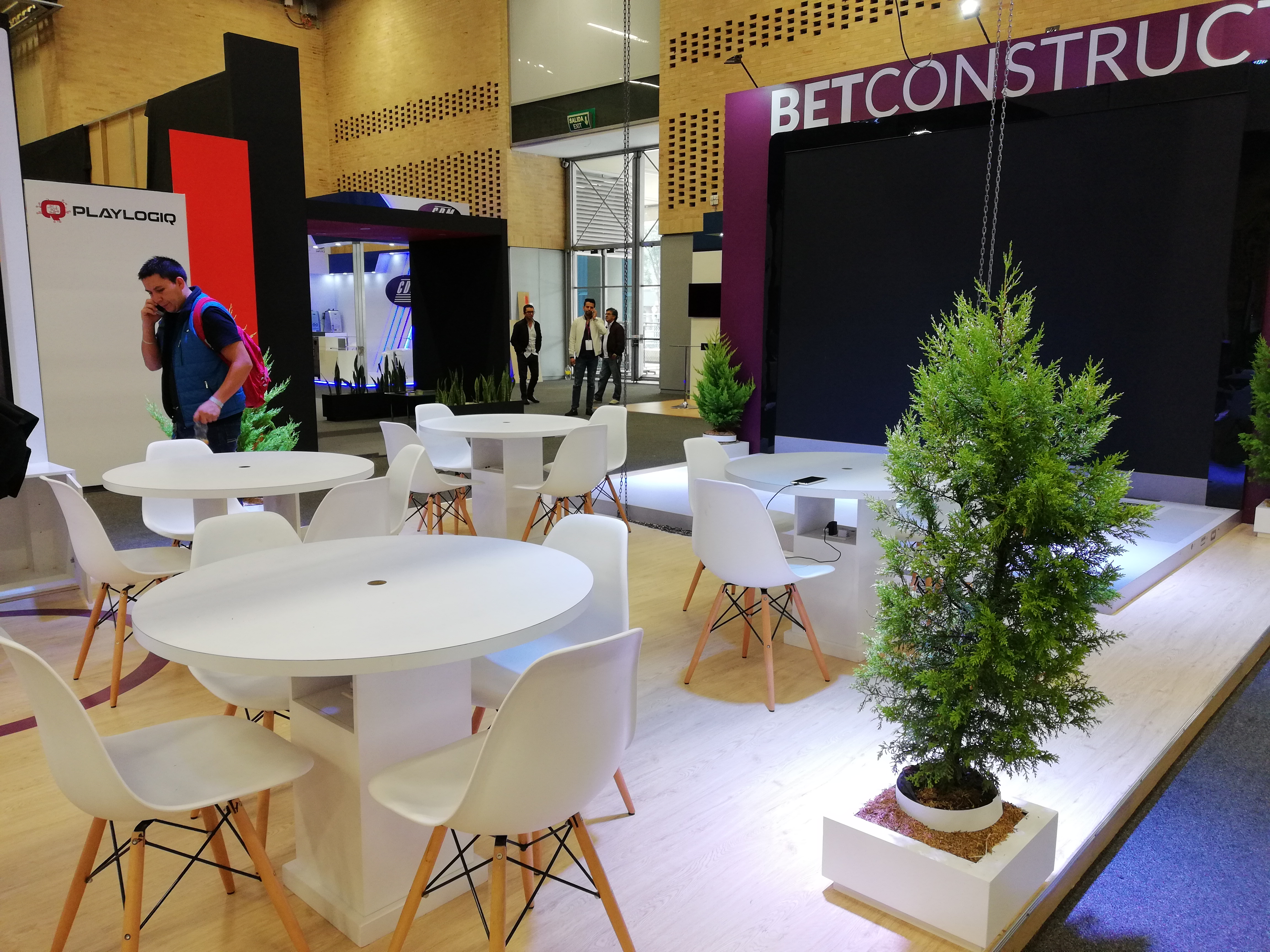 Sillas tipo cóctel Oslo y Nórdica para evento
