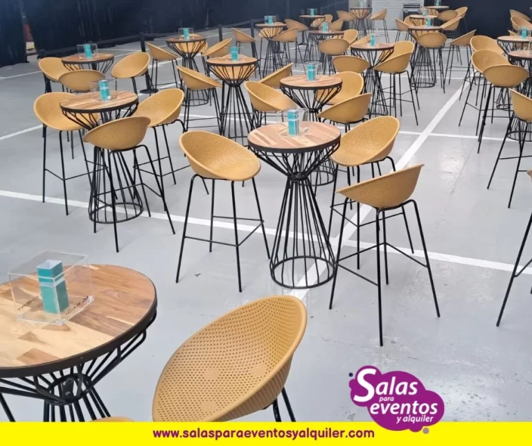 mesas y sillas en mimbre para eventos